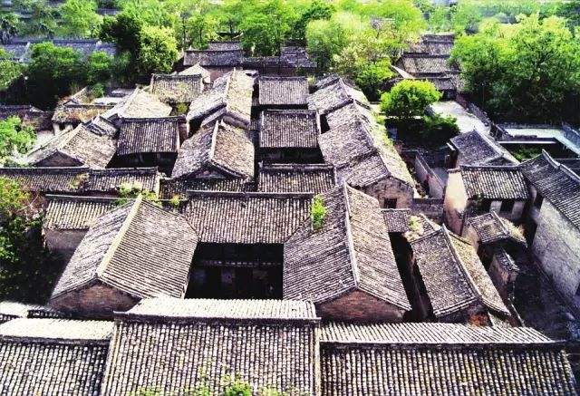 彩钢房就是和组装时代的房屋怪胎，彩钢房的盛行，风俗文化堕落的表现(图3)