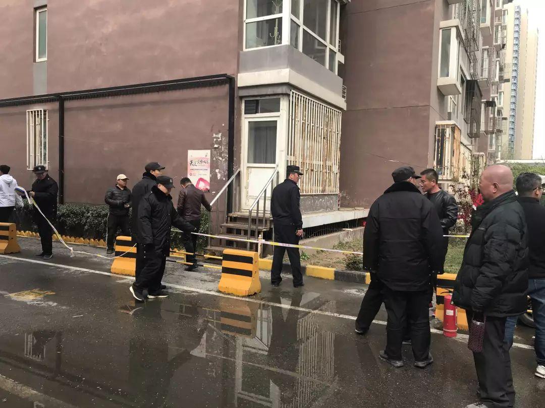 明明是居住区，却出现三个小卖店，到底是方便了小区居民？(图1)