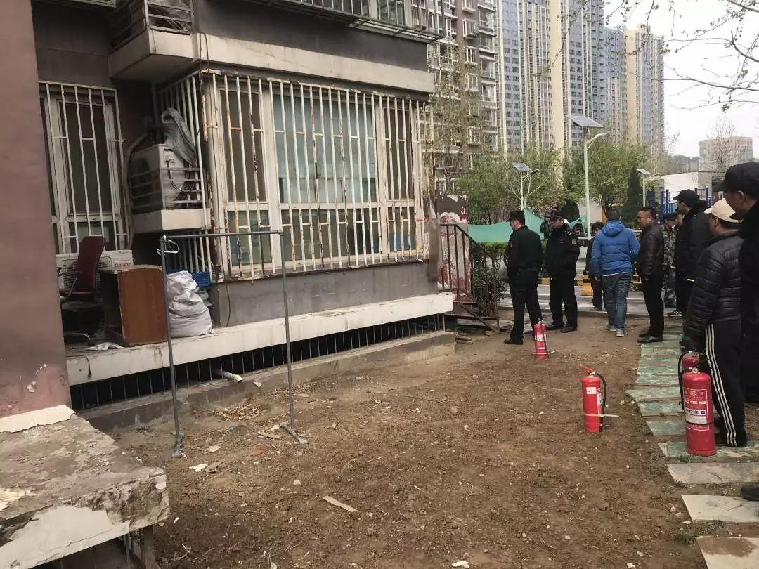 明明是居住区，却出现三个小卖店，到底是方便了小区居民？(图2)