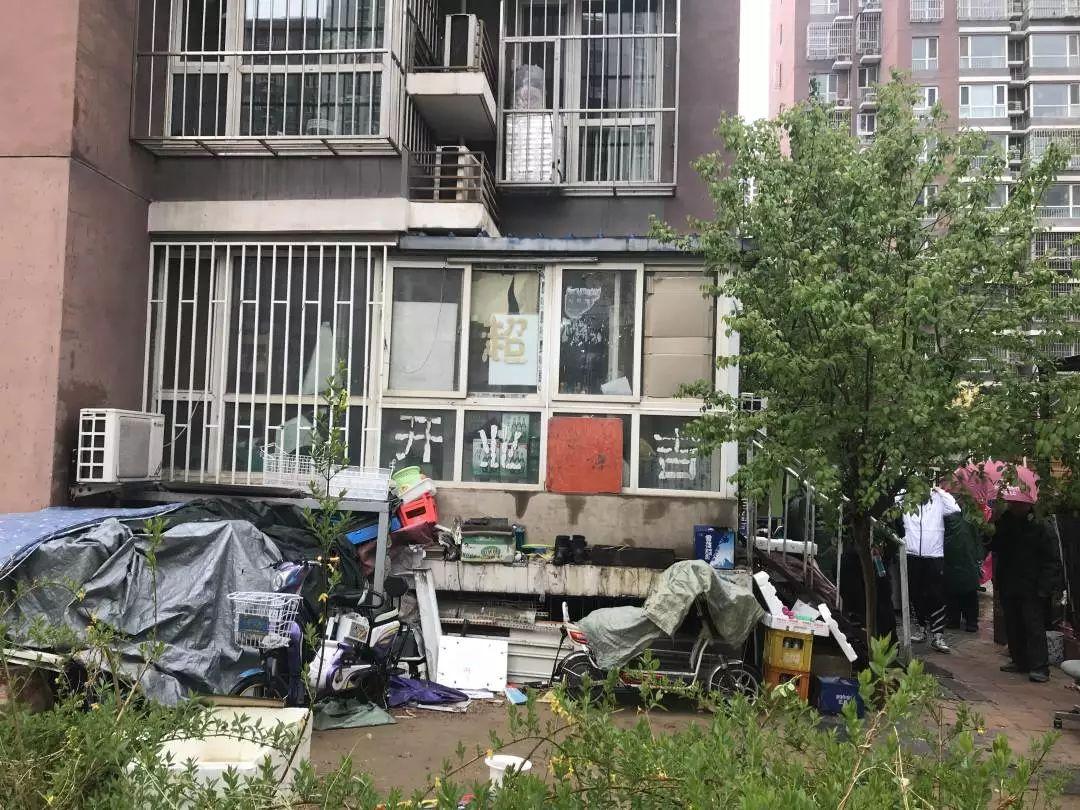 明明是居住区，却出现三个小卖店，到底是方便了小区居民？(图3)