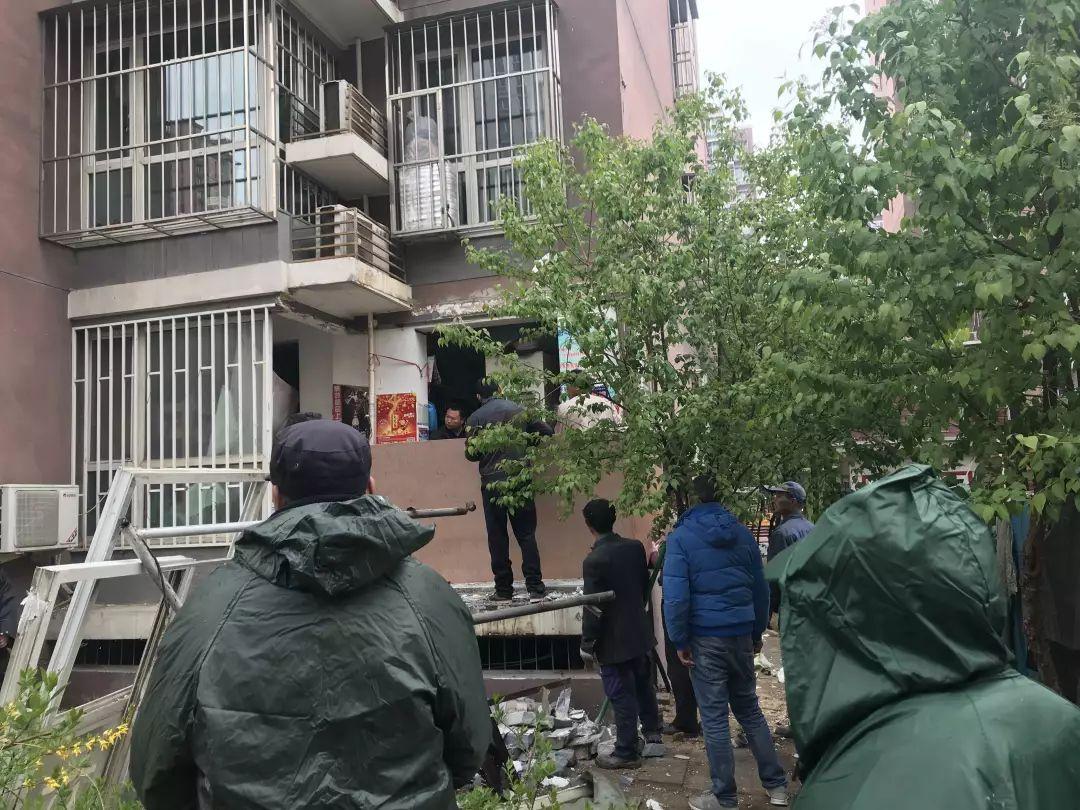 明明是居住区，却出现三个小卖店，到底是方便了小区居民？(图6)