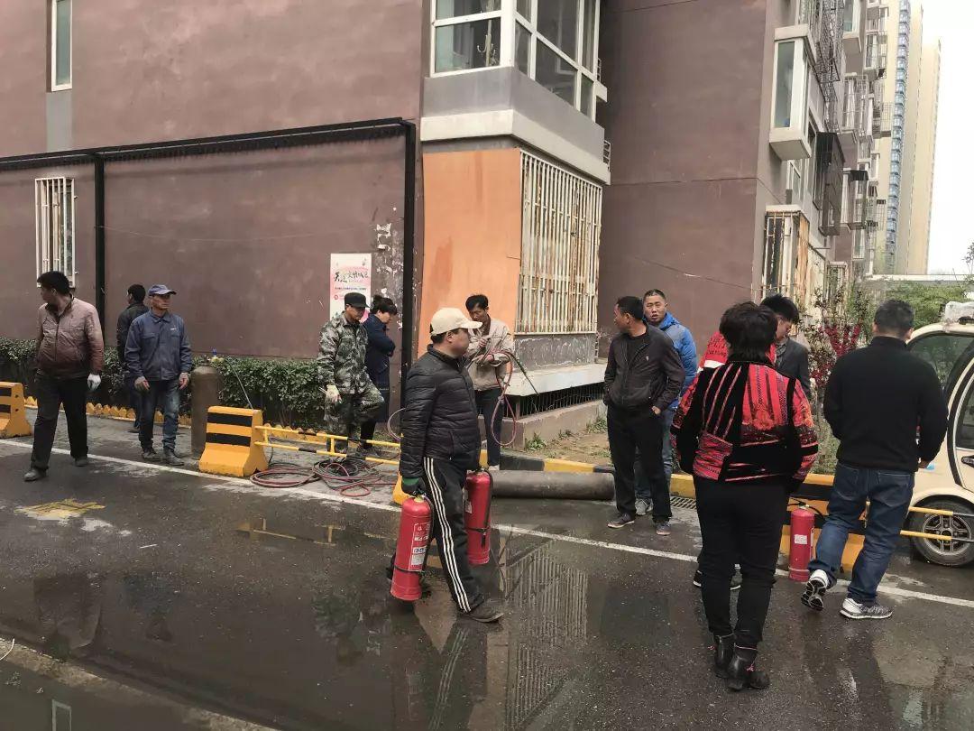 明明是居住区，却出现三个小卖店，到底是方便了小区居民？(图7)