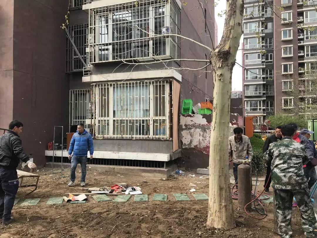 明明是居住区，却出现三个小卖店，到底是方便了小区居民？(图8)