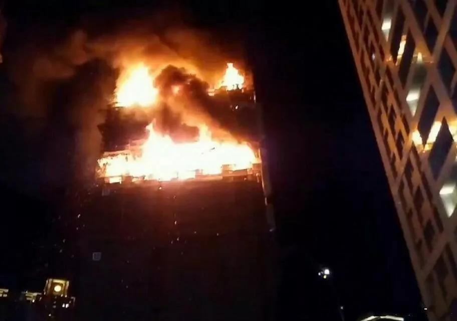 台湾新北一座兴建中的大楼发生火灾10层楼全部烈焰吞噬(图2)