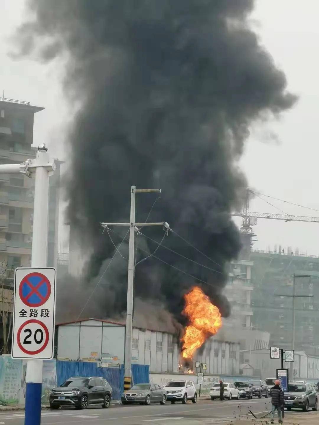 台湾新北一座兴建中的大楼发生火灾10层楼全部烈焰吞噬(图15)