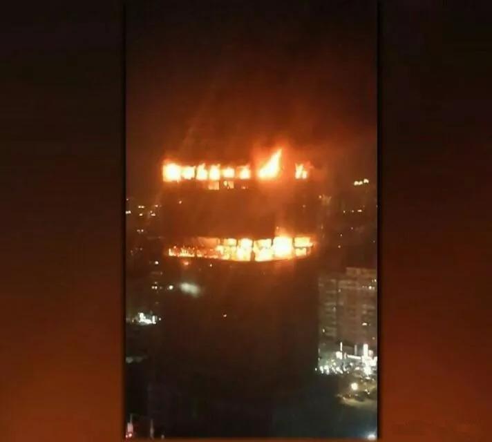 台湾新北一座兴建中的大楼发生火灾10层楼全部烈焰吞噬(图3)