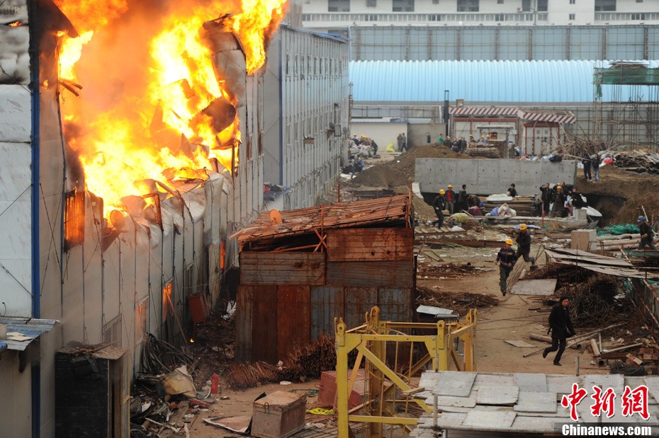 台湾新北一座兴建中的大楼发生火灾10层楼全部烈焰吞噬(图5)