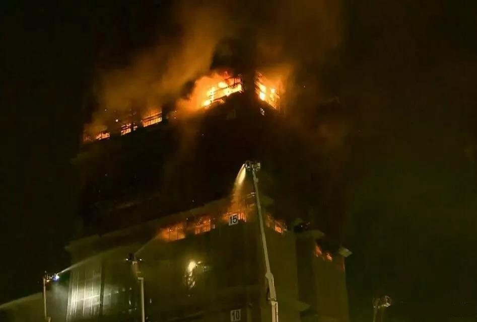 台湾新北一座兴建中的大楼发生火灾10层楼全部烈焰吞噬(图6)