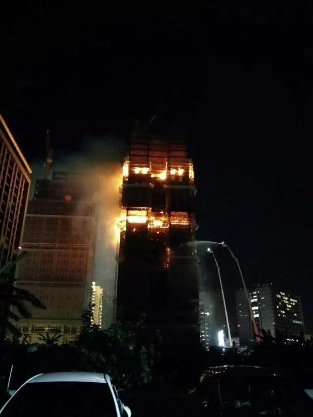 台湾新北一座兴建中的大楼发生火灾10层楼全部烈焰吞噬(图7)