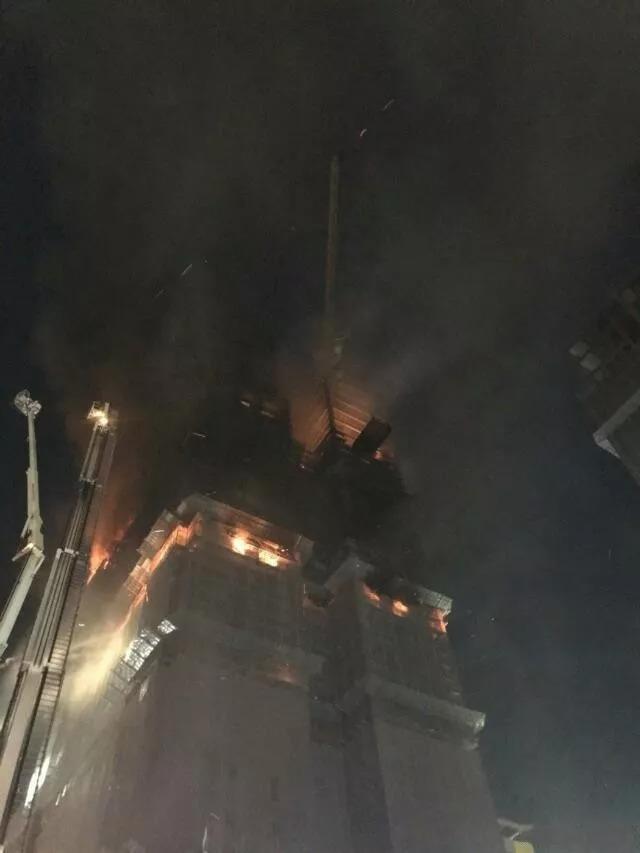 台湾新北一座兴建中的大楼发生火灾10层楼全部烈焰吞噬(图8)