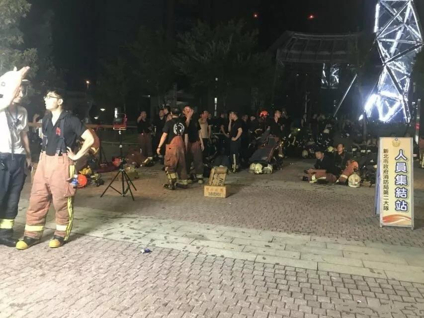 台湾新北一座兴建中的大楼发生火灾10层楼全部烈焰吞噬(图9)