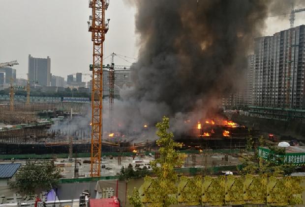 台湾新北一座兴建中的大楼发生火灾10层楼全部烈焰吞噬(图10)