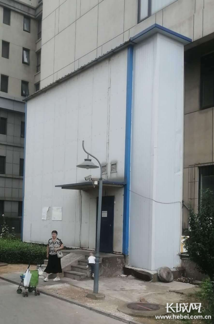 万逸海派酒店在小区西侧私自搭建彩钢房严重影响卫生环境(图3)
