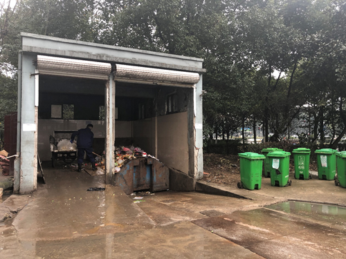 万逸海派酒店在小区西侧私自搭建彩钢房严重影响卫生环境(图4)