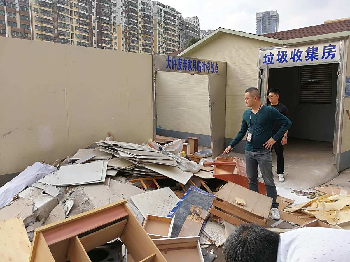 万逸海派酒店在小区西侧私自搭建彩钢房严重影响卫生环境(图5)