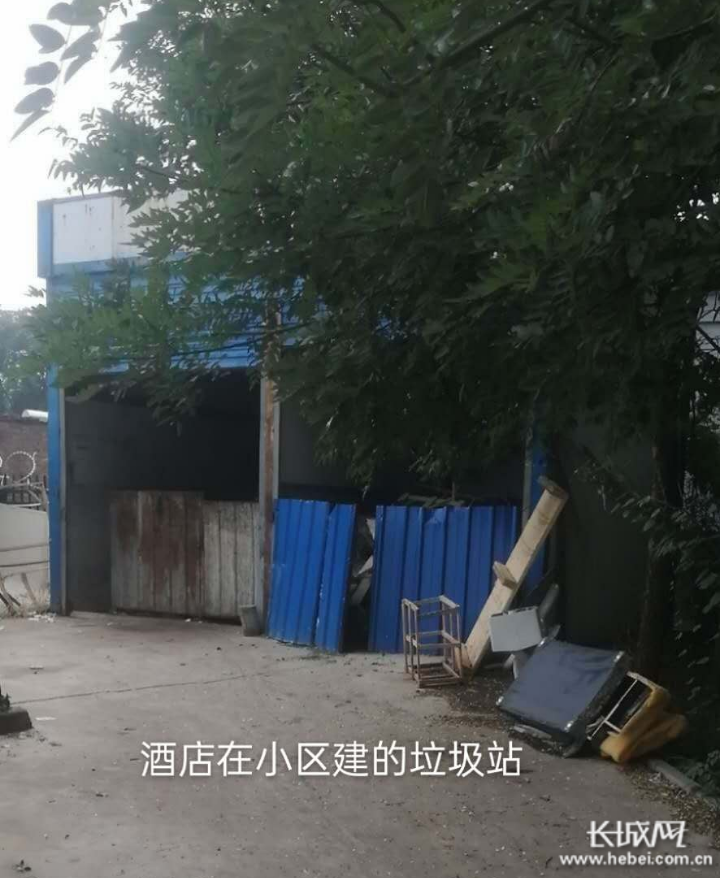万逸海派酒店在小区西侧私自搭建彩钢房严重影响卫生环境(图7)