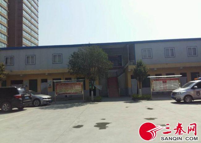 潼关县城市管理综合执法局加盖简易彩钢房群众质疑：违规建筑(图3)