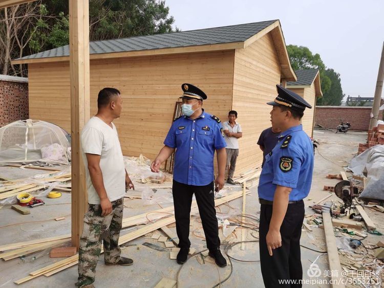 潼关县城市管理综合执法局加盖简易彩钢房群众质疑：违规建筑(图4)