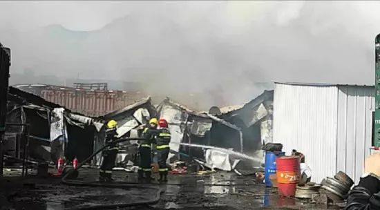 万盛中央一品小区后侧违规搭建彩钢房与周边环境格格不入被责令拆除(图10)