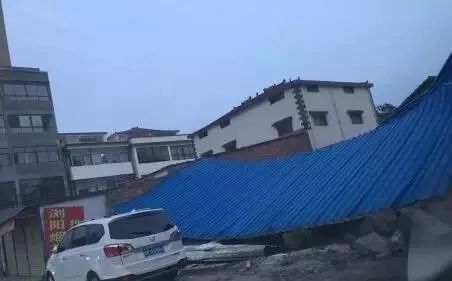 万盛中央一品小区后侧违规搭建彩钢房与周边环境格格不入被责令拆除(图11)