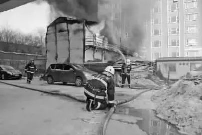 万盛中央一品小区后侧违规搭建彩钢房与周边环境格格不入被责令拆除(图12)