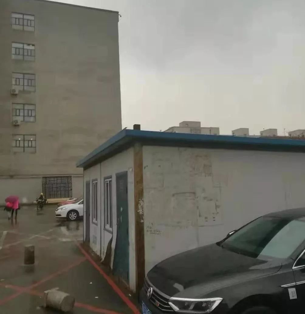 万盛中央一品小区后侧违规搭建彩钢房与周边环境格格不入被责令拆除(图2)