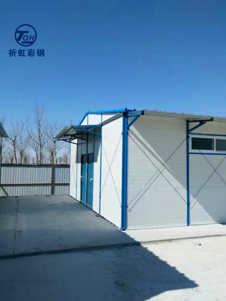 万盛中央一品小区后侧违规搭建彩钢房与周边环境格格不入被责令拆除(图6)