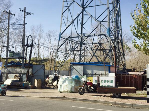 齐齐哈尔新闻网11月1日讯（张帆武童董野）向晖北街废品站藏匿于铁塔之下(图1)