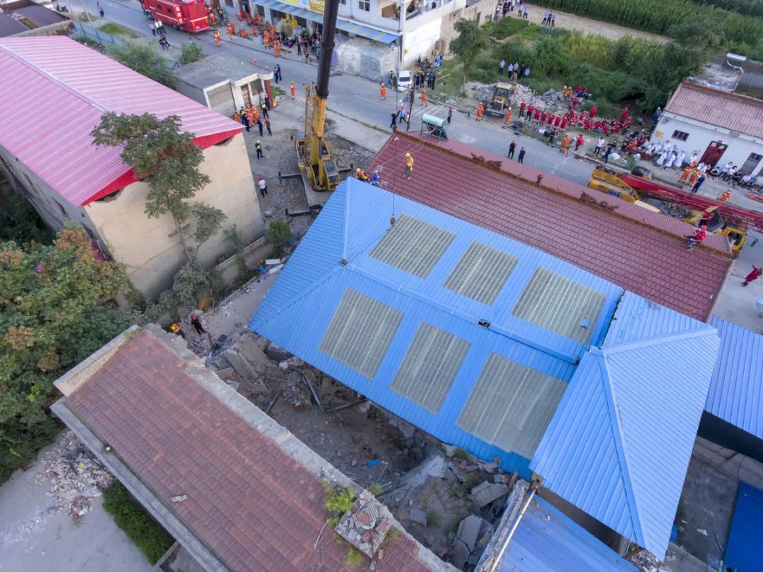 两层彩钢房 山西一饭店屋顶突发坍塌致多人被埋57人重伤(图4)