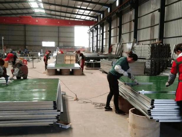 彩钢围挡的特点包括：美化城市彩钢围墙发挥积极作用(图2)