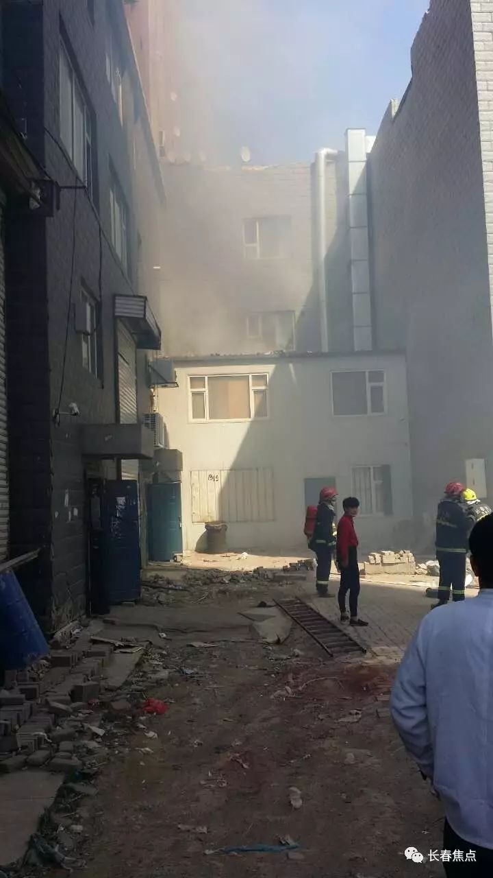 长春温馨花园小区内彩钢房着火近一个月来第二次(图2)