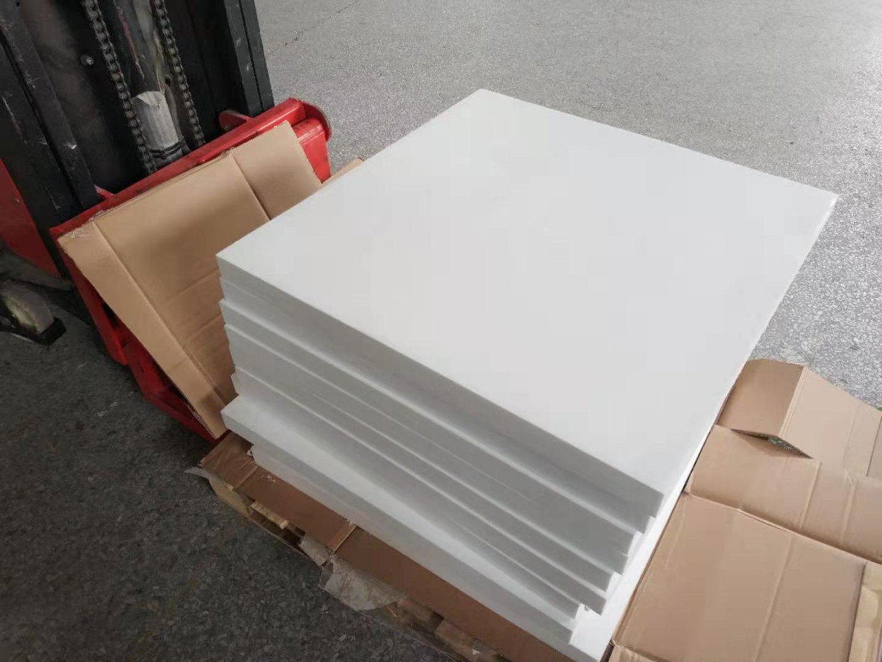 彩钢板和夹芯板都存在使用时间一长便生锈(图2)