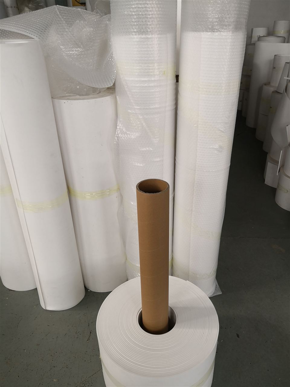 彩钢板和夹芯板都存在使用时间一长便生锈(图4)