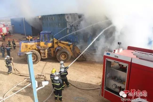 榆林一奶牛场彩钢房草料仓库着火消防紧急救援(图4)