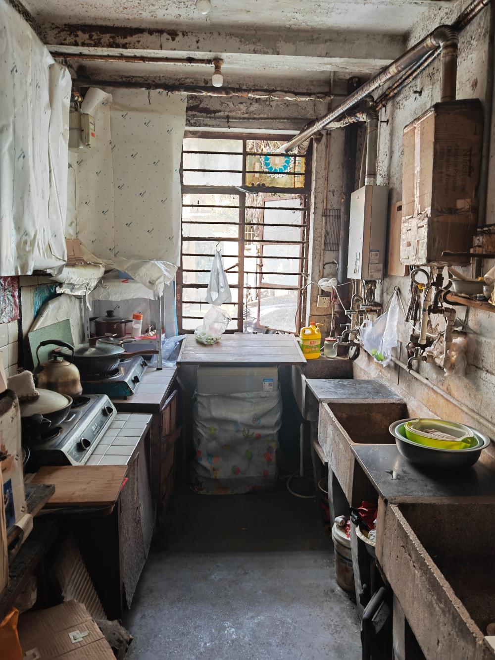 房顶彩钢房 私自搭房子跟邻居闹了乱子没想到还捅了个娄子(图8)