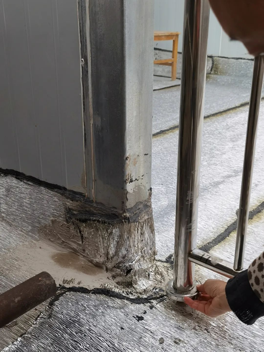 房顶彩钢房 私自搭房子跟邻居闹了乱子没想到还捅了个娄子(图5)