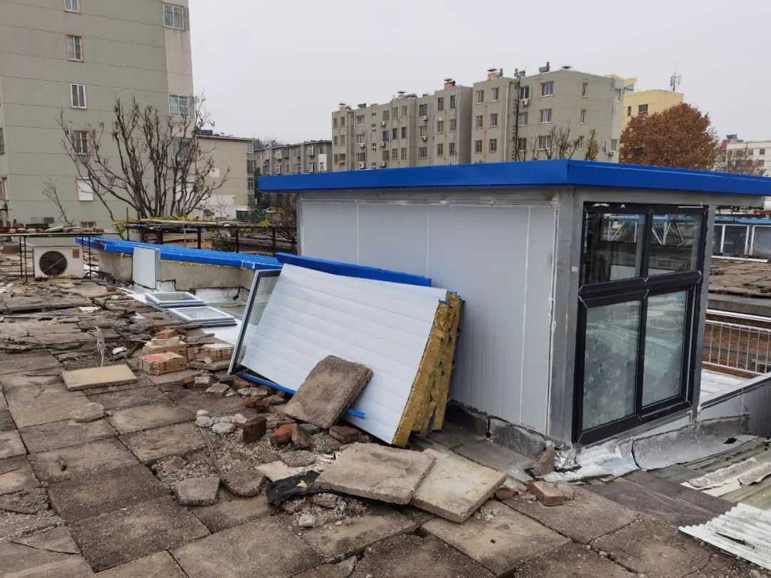 房顶彩钢房 私自搭房子跟邻居闹了乱子没想到还捅了个娄子(图7)