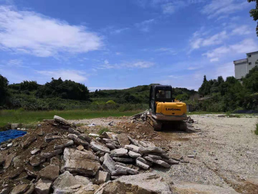 土左旗台阁牧镇拆除非法砖厂700余平方米临时建筑(图1)