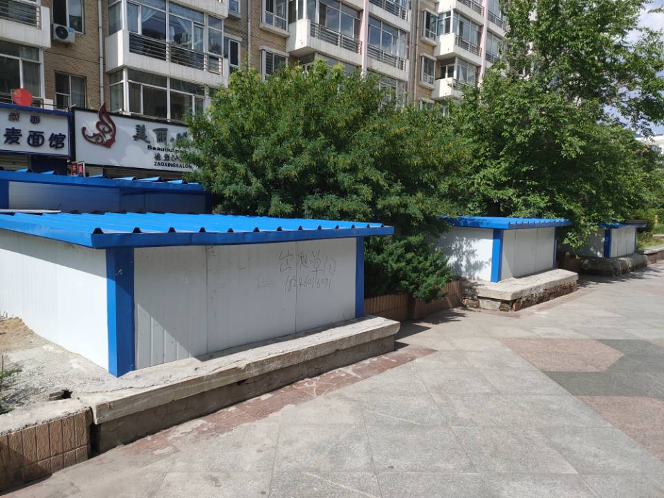 小区花坛里“长出”十余个彩钢房业主不满(图1)