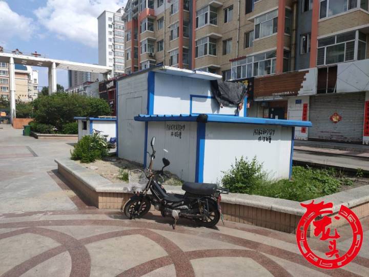 小区花坛里“长出”十余个彩钢房业主不满(图2)