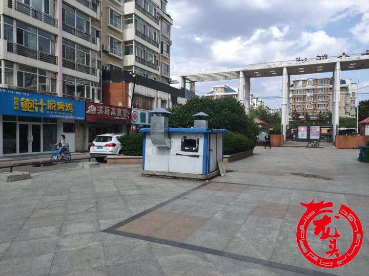 小区花坛里“长出”十余个彩钢房业主不满(图3)