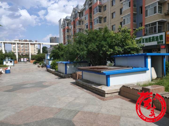 小区花坛里“长出”十余个彩钢房业主不满(图4)