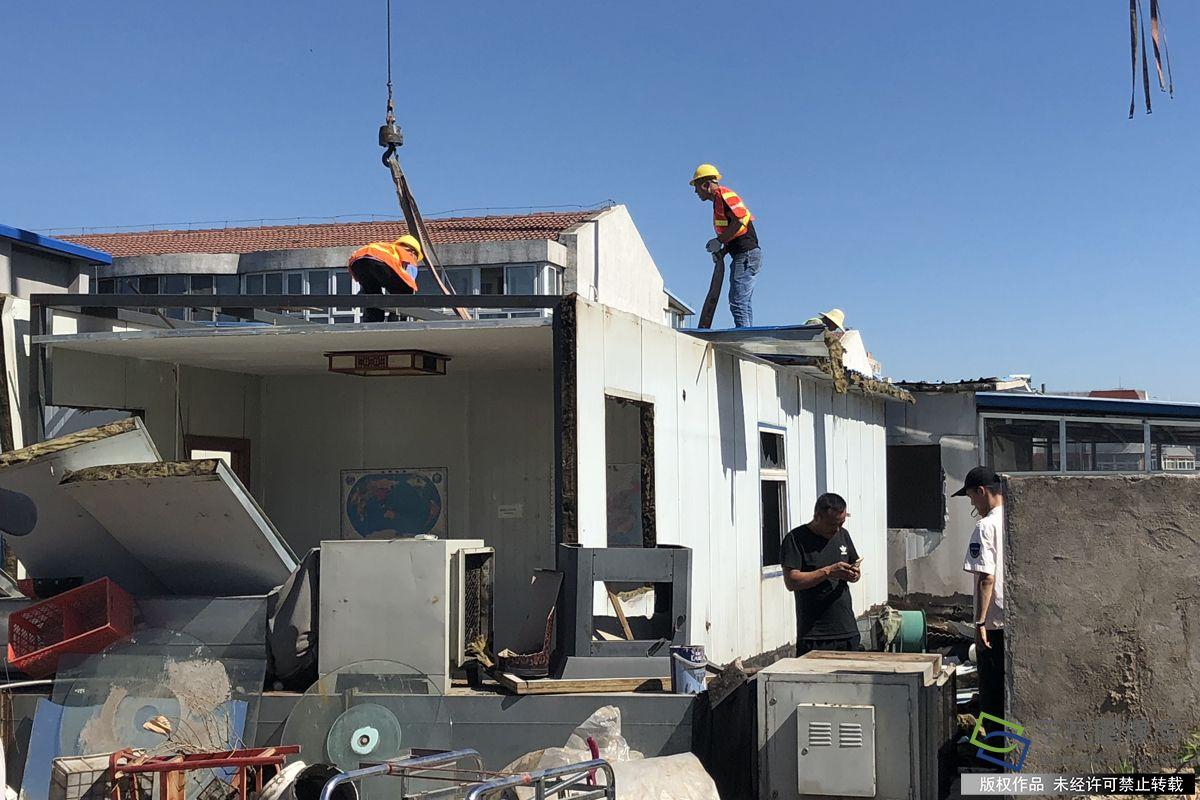 北京昌平城北街道燕平路南段路西侧两处泡沫彩钢房违法建筑强制拆除(图1)