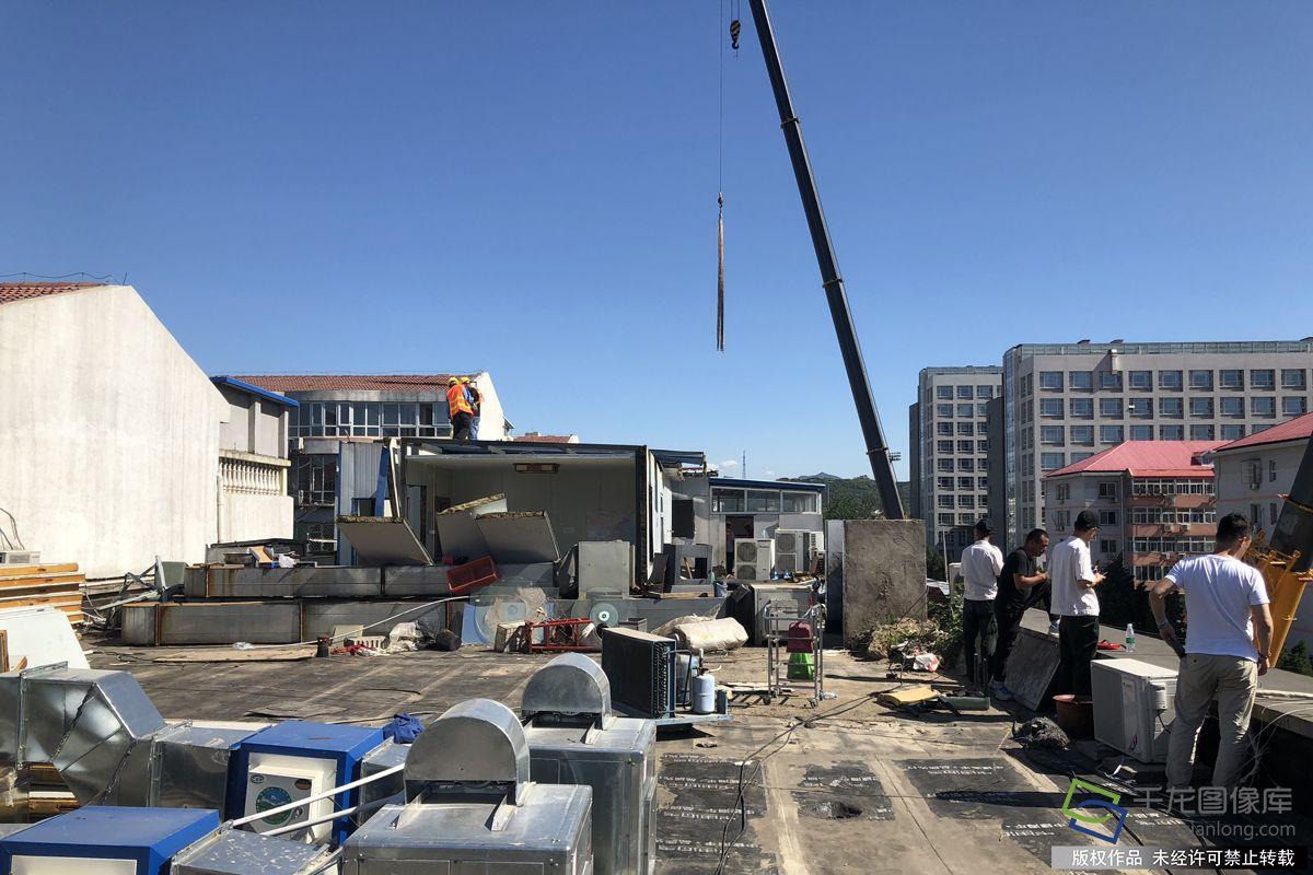 北京昌平城北街道燕平路南段路西侧两处泡沫彩钢房违法建筑强制拆除(图2)