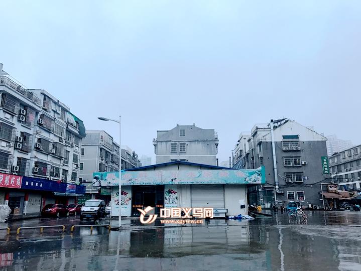 鲇溪新村多处违建彩钢棚(图1)