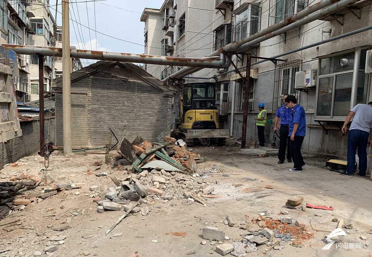 鲇溪新村多处违建彩钢棚(图4)