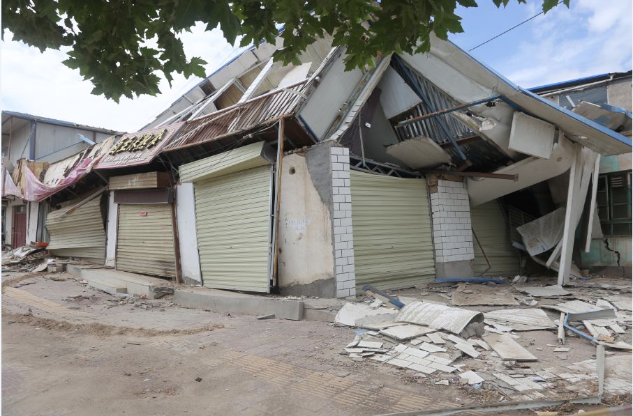 会师镇教场社区的一处彩钢房被大雨冲刷至坍塌(图3)