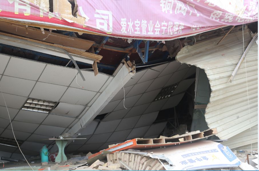 会师镇教场社区的一处彩钢房被大雨冲刷至坍塌(图6)