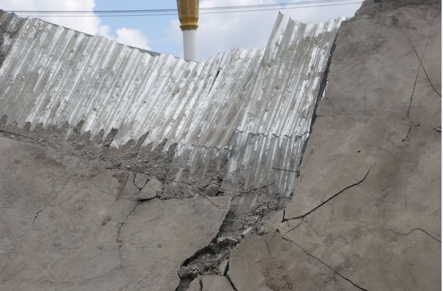 会师镇教场社区的一处彩钢房被大雨冲刷至坍塌(图7)