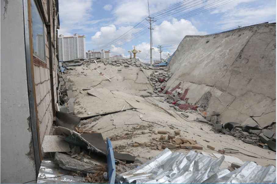 会师镇教场社区的一处彩钢房被大雨冲刷至坍塌(图9)